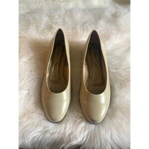 Soft Style dress shoes Size 9.5 Wide